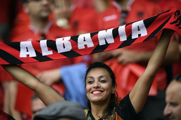 Fan của Albania cổ vũ rất nhiệt tình cho đội nhà, bất chấp họ thất bại. Ảnh: Internet.