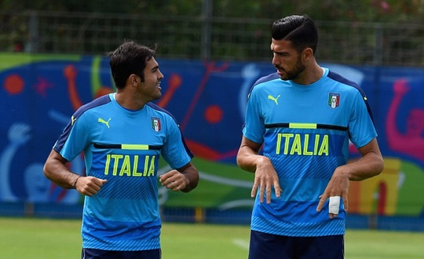 Graziano Pelle trò chuyện với Eder sau chấn thương ở ngón tay. Ảnh: Internet.