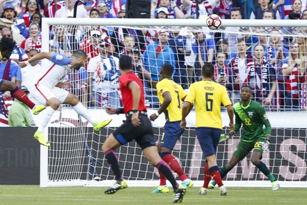 Clint Dempsey đánh đầu mở tỷ số. Ảnh: Internet.