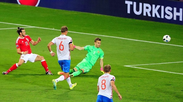 Gareth Bale nâng tỷ số lên 3-0 với cú chích mũi giày bằng chân trái. Ảnh: Internet.