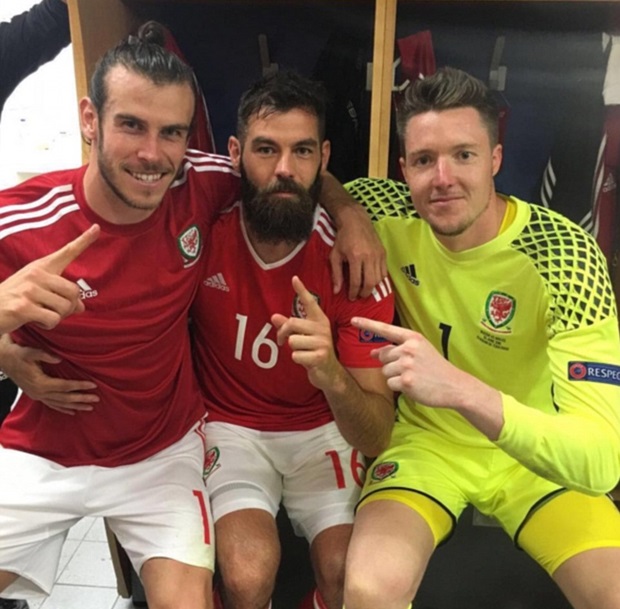 Bale selfie ăn mừng cùng 2 người đồng đội Joe Ledley và Wayne Hennessey. Ảnh: Internet.