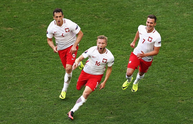 Blaszczykowski ăn mừng cùng các đồng đội. Ảnh: Internet.