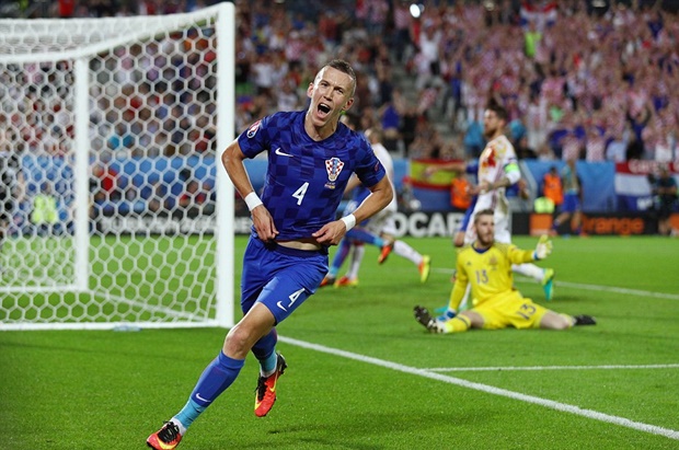 Perisic chạy ào tới khu vực khán giả nhà. Ảnh: Internet.