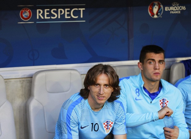 Luka Modric chấn thương không thể tham dự trận đấu nhưng vẫn cười rất tươi và tin tưởng vào một kết quả có lợi cho đội nhà. Ảnh: Internet.