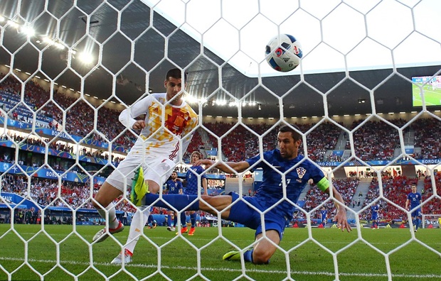 Morata dễ dàng đệm bóng vào lưới trống trước nỗ lưc truy cản bất thành của đội trưởng Croatia – Darijo Srna. Ảnh: Internet.