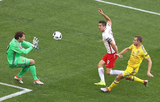 Lewandowski hoặc là dứt điểm ra ngoài hoặc là dứt điểm ngay người thủ môn trong tư thế đối mặt. Ảnh: Internet.