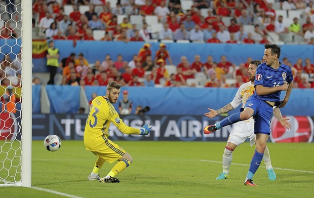 Nikola Kalinic cắt mặt Ramos dứt điểm cận thành hạ gục De Gea. Ảnh: Internet.