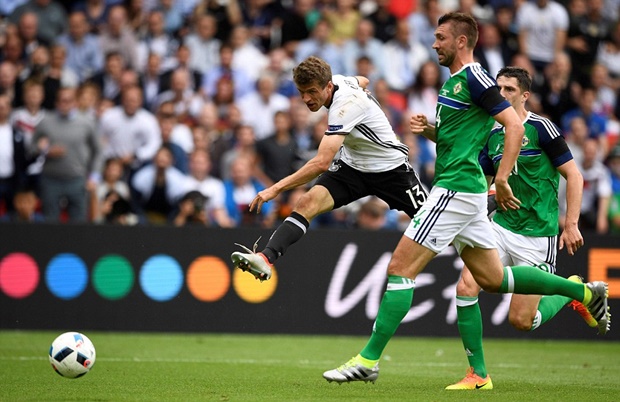 Thomas Muller bỏ lỡ nhiều cơ hội khi hết dứt điểm trúng cột dọc rồi xà ngang. Ảnh: Internet.