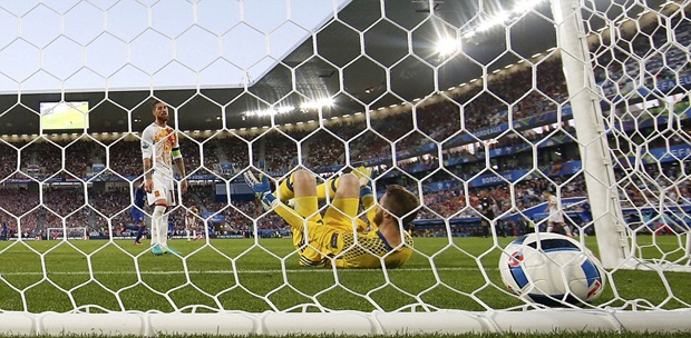 Ramos thất thần nhìn De Gea chấm dứt kỉ lục giữ sạch lưới. Ảnh: Internet.