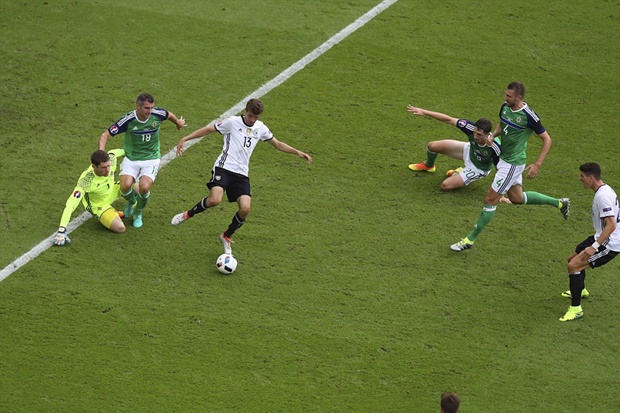Nhận thấy mình quá ‘đen’, Muller chơi đồng đội với pha nhả bóng cho Mario Gomez dứt điểm. Ảnh: Internet.