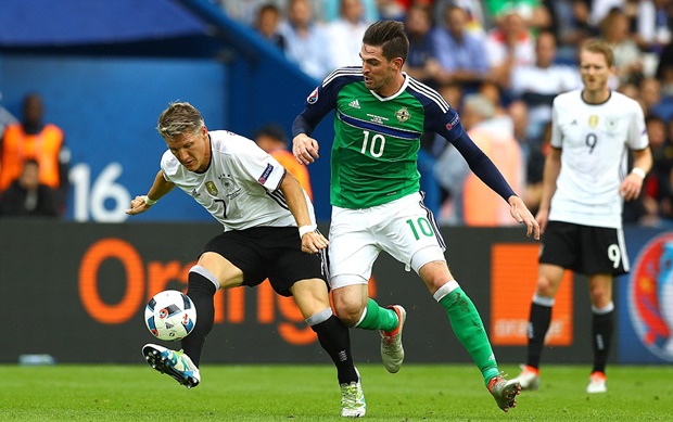 Tỷ số 1-0 nghiêng về ‘Những cỗ xe tăng’ được giữ tới hết trận – trong ảnh Bastian Schweinsteiger tranh bóng với Kyle Laffert. Ảnh: Internet.