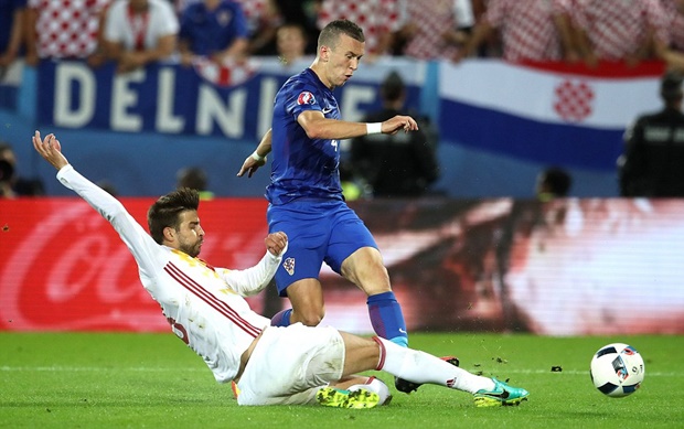 Ivan Perisic tung cú sút vượt qua sải chân Pique vào góc hẹp khiến De Gea pó tay. Ảnh: Internet.