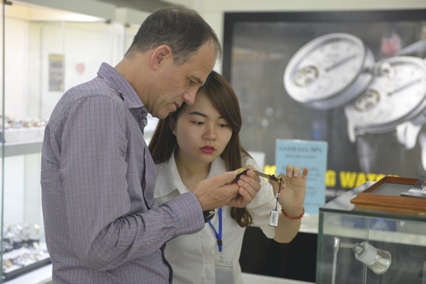 Trực tiếp training nhân viên.