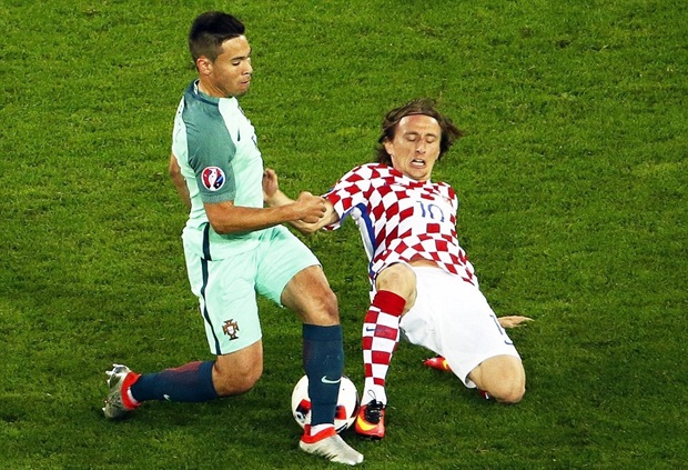 Modric chặn bóng từ chân Guerreiro. Ảnh: Internet.
