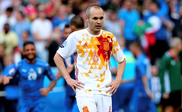 Người lính già Iniesta nỗ lực trong vô vọng. Ảnh: Internet.