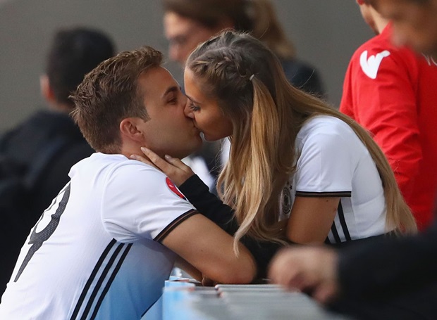 Goetze đã quá quen với việc "diễn cảnh nóng" trên khán đài. Ảnh: Internet.