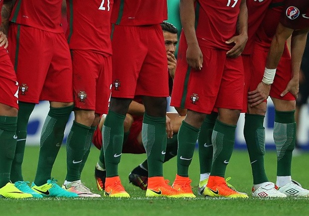 Ronaldo theo dõi cú sút của đối thủ Milik từ sau lưng đồng đội. Ảnh: Internet.