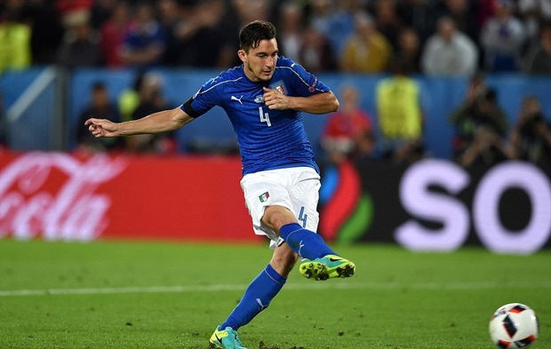 Matteo Darmian là người thực hiện quả penalty ở lượt thứ 9 cho tuyển Ý. Ảnh: Internet.