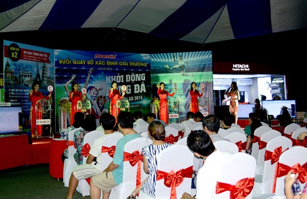 Buổi quay số xác định giải thưởng đã diễn ra hết sức minh bạch dưới sự chứng kiến của đông đảo khách hàng.