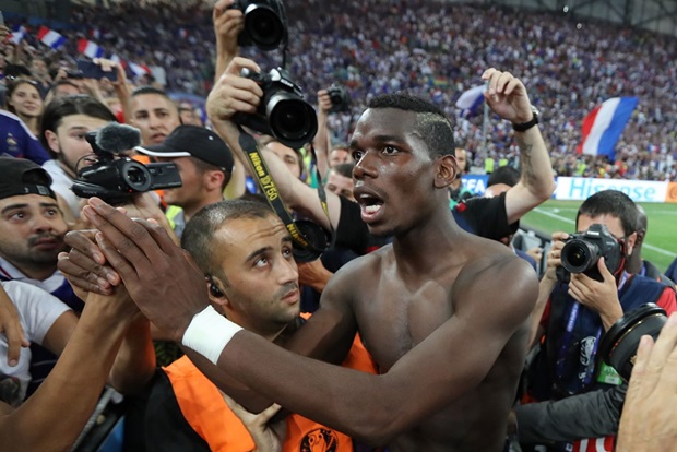 Paul Pogba trong vòng vây của fan và giới truyền thông. Ảnh: Internet.