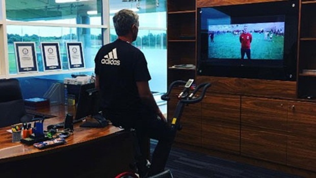 Trên trang Instagram cá nhân, Mourinho cũng khoe văn phòng làm việc mới. Ở đó có cửa kính rộng để nhìn ra sân tập. Ngoài ra trong phòng còn bố trí máy tập đạp xe để thuyền trưởng của Quỷ đỏ vận động trong lúc xem TV gắn trên tủ tường. Ảnh: Internet.