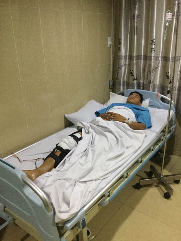 Tạ Thái Học nằm tại phòng hồi sức sau ca phẫu thuật kéo dài gần 2 tiếng. Ảnh: Huỳnh Mau.