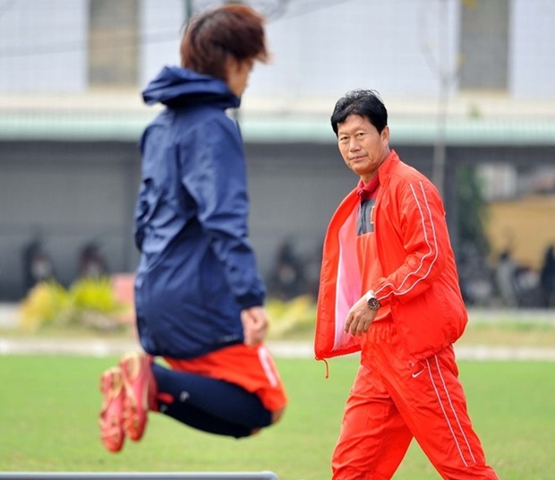 HLV Trần Vân Phát và ĐT nữ VN lỡ chuyến tàu World Cup vì không đủ mạnh mẽ và quyết đoán. Ảnh: Quốc Bảo.