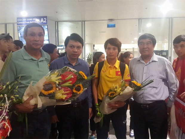 HLV Mai Đức Chung nhận hoa từ lãnh đạo VFF. Ảnh VFF.