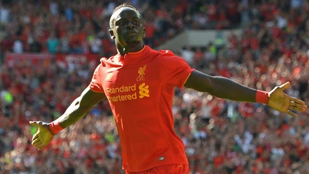 Chạy cánh phải Sadio Mane: Màn trình diễn ấn tượng trong màu áo Southampton của Mane khiến Liverpool phải chi hơn 30 triệu bảng để có được anh. Ngôi sao người Senegal đã nhanh chóng hòa nhập với lối chơi của "The Kop" và hứa hẹn sẽ tỏa sáng rực rỡ tại sân Anfield. Ảnh: Internet.