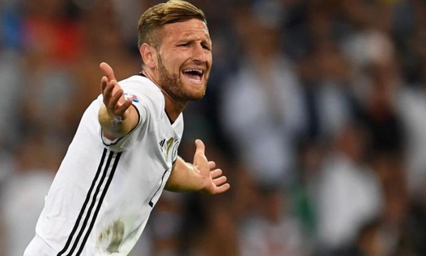 Mustafi là nguyên nhân khiến BLĐ Arsenal và HLV Wenger bị công kích. Ảnh: Internet.