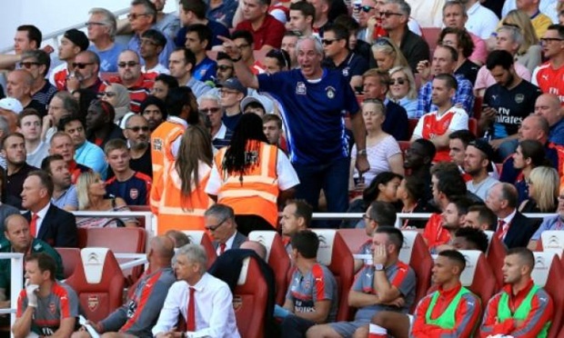 CĐV Pháo thủ mất kiên nhẫn với HLV Wenger ngay trên sân. Ảnh: Internet.