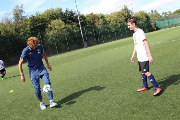Fellani cũng hăng say phô diễn kỹ thuật cùng cậu bé Dylan. Ảnh: Internet.