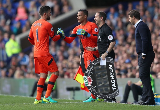 Lloris (thủ môn, Tottenham): Trong trận gặp Everton trên sân Goodison Park, anh phải rời sân nhường chỗ cho Michel Vorm do dính chấn thương, sau đó vắng mặt ở trận chạm trán Crystal Palace cuối tuần trước. Tuy nhiên, anh sẽ trở lại khi Tottenham đón tiếp Liverpool tại White Hart Lane. Ảnh: Internet.