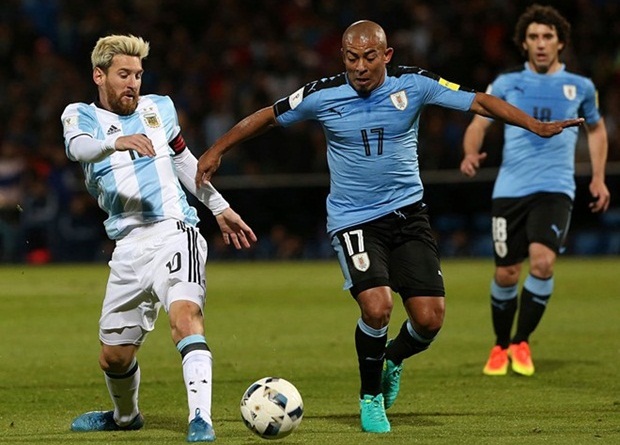 Lionel Messi (trái) mang về chiến thắng 1-0 cho Argentina trước Uruguay. Ảnh: Internet.