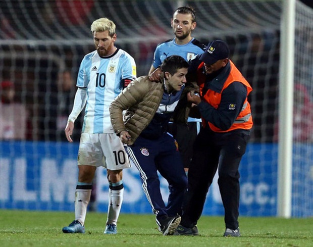 Fan cuồng liều mình gặp Messi. Ảnh: Internet.