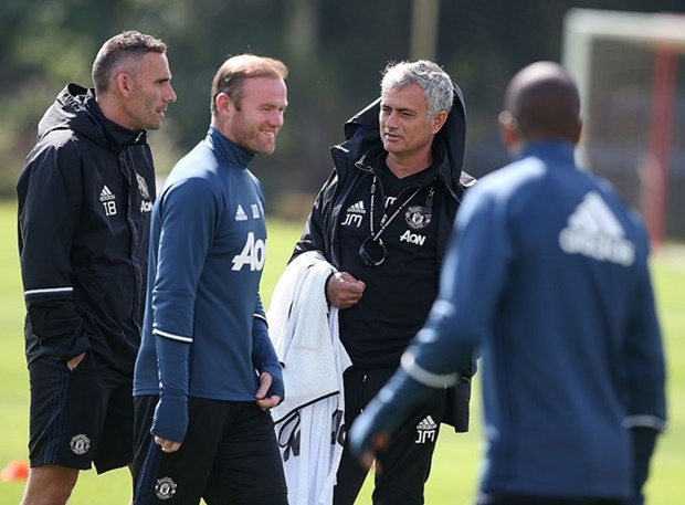 Mourinho đang chinh phục các học trò bằng nghệ thuật "đắc nhân tâm". Ảnh: Internet.