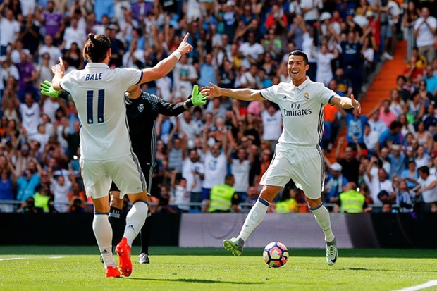 Hình ảnh Bale ôm Ronaldo rất đẹp tại Bernabeu. Ảnh: Internet.