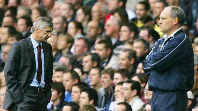 Wenger - Jol: Sau pha va chạm giữa Emmanuel Eboue và Gilberto Silva dẫn đến bàn thắng cho Robbie Keane, Giáo sư trở nên giận dữ và ngay sau đó là cuộc đấu khẩu không khoan nhượng với HLV của Tottenham - Martin Jol. Ảnh: Internet.