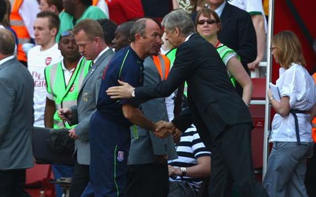 Wenger – Pulis: Mâu thuẫn bắt nguồn từ pha vào bóng ác ý của Ryan Shawcross khiến Aaron Ramsey gãy chân hồi năm 2010, Wenger và Pulis đã có một cuộc khẩu chiến xoay quanh hậu vệ Stoke City. Tuy vậy, mối quan hệ của hai người đã tốt hơn trong quãng thời gian gần đây. Ảnh: Internet.