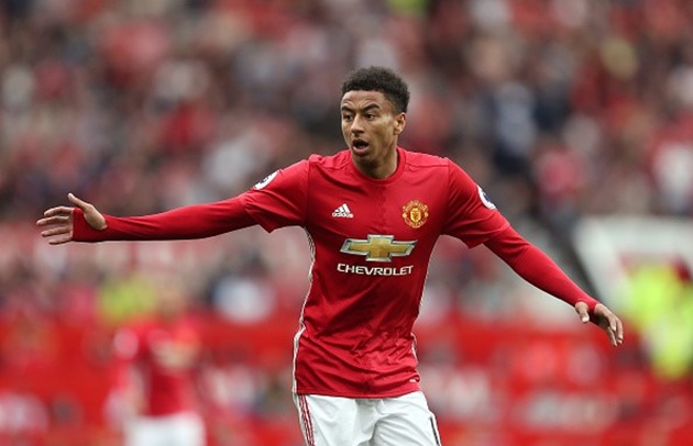5. Jesse Lingard (chỉ số trung bình 77): Cầu thủ trẻ đến từ Warrington đã có sự trưởng thành vượt bậc ở mùa giải 2015-2016, anh có tổng cộng 40 lần ra sân tính cả khoảng thời gian cho mượn tại Derby County. Chỉ số của Lingard đã tăng 6 điểm sau những ngày tháng trong mơ tại Old Trafford. Tuy nhiên so sánh với Ousmane Dembele (77) và Marcos Rashford (76), Jesse Lingard vẫn cần cố gắng hơn để xứng với những chỉ số của mình. Ảnh: Internet.