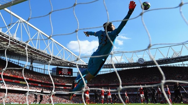 1. Arsenal 3-4 Liverpool (Vòng 1): Petr Cech bay người làm nền cho siêu phẩm sút phạt của Philippe Coutinho. Ảnh: Internet.