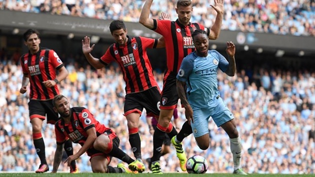 10. Man City 4-0 AFC Bournemouth (Vòng 5): Raheem Sterling nhảy múa trước vòng vây các cầu thủ Bournemouth. Ảnh: Internet.