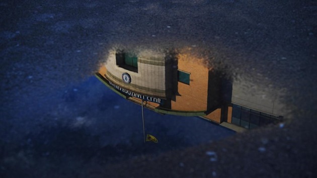 12. Chelsea 1-2 Liverpool (Vòng 5): Hình ảnh sân Stamford Bridge phản chiếu trên mặt nước. Ảnh: Internet.