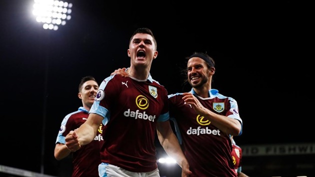 15. Burnley 2-0 Watford (Vòng 6): Michael Keane ăn mừng dưới ánh đèn trên sân Turf Moor. Ảnh: Internet.