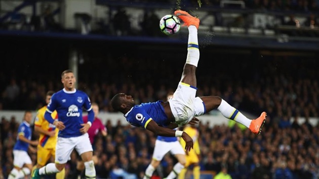 16. Everton 1-1 Crystal Palace (Vòng 7): Yannick Bolasie thực hiện pha "xe đạp chổng ngược" trên sân Goodison Park. Ảnh: Internet.