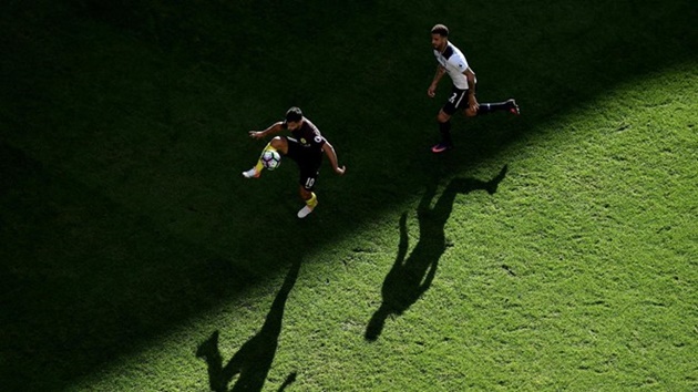 18. Spurs 2-0 Man City (Vòng 7): Những chiếc bóng của Aguero và Kyle Walker đổ dài trên mặt sân. Ảnh: Internet.