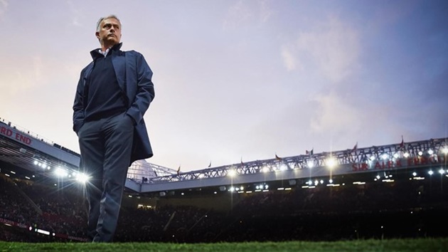 2. Man Utd 2-0 Southampton (Vòng 2): Mourinho hiên ngang như một bức tượng đài trong trận đấu đầu tiên trên sân Old Trafford. Ảnh: Internet.