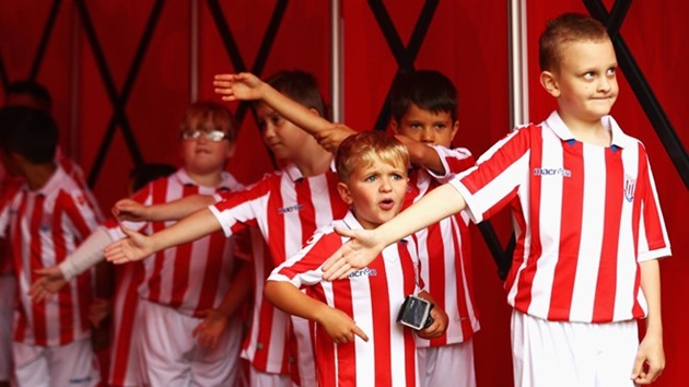 3. Stoke City 1-4 Man City (Vòng 2): Các chú nhóc Mascot bên trong đường hầm sân vận động Bet365. Ảnh: Internet.