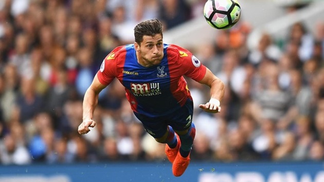 4. Tottenham Spurs 1-0 Crystal Palace (Vòng 2): Joel Ward bay người đánh đầu trên sân White Hart Lane. Ảnh: Internet.