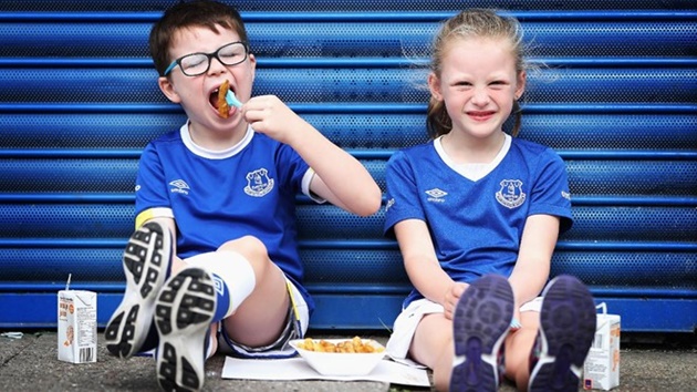 5. Everton 1-0 Stoke City (Vòng 3): Hai cổ động viên nhí của Everton bên ngoài sân vận động trước khi trận đấu bắt đầu. Ảnh: Internet.